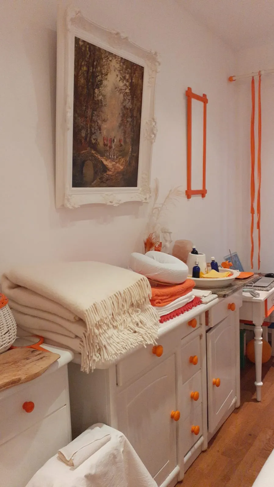 Ayurvedische Öle und Kräuter für Massagebehandlung