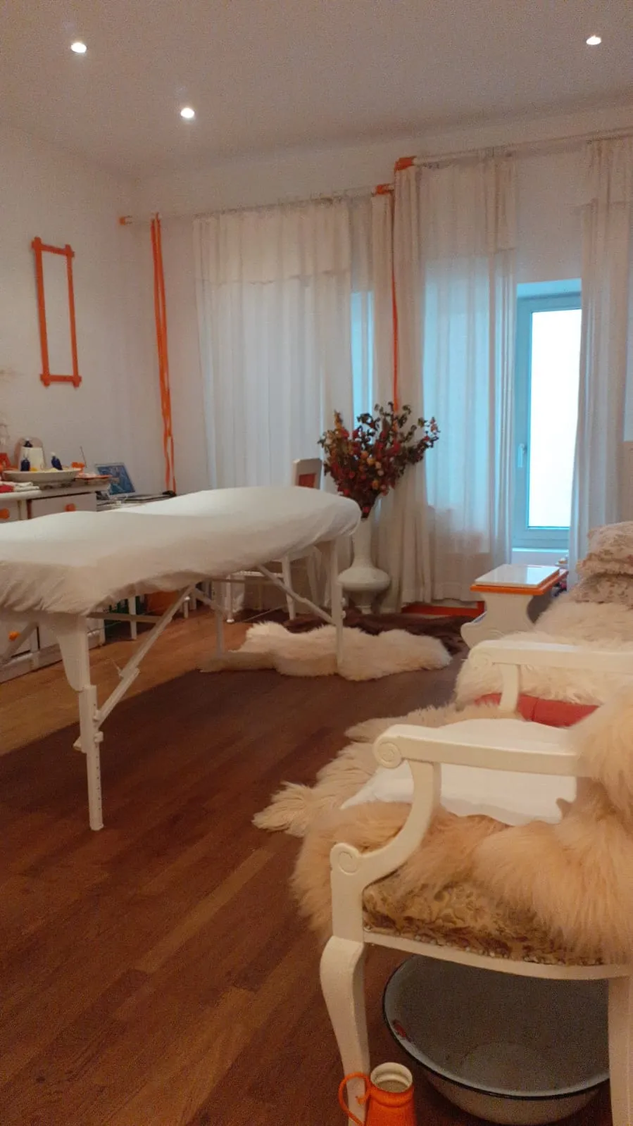 Ruhiger Wartebereich der Massage Praxis