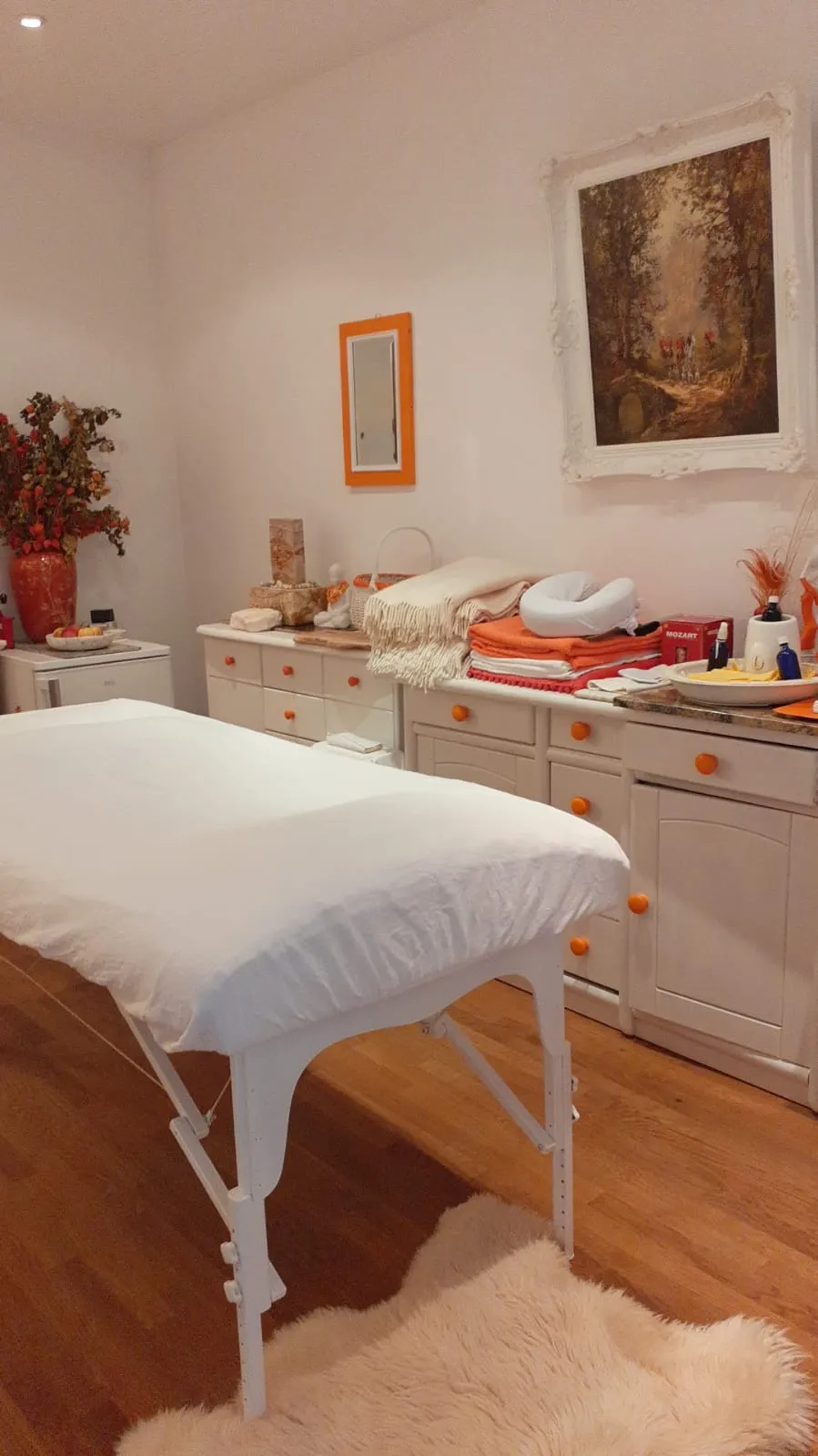 Ayurvedischer Massagetisch mit frischen Handtüchern